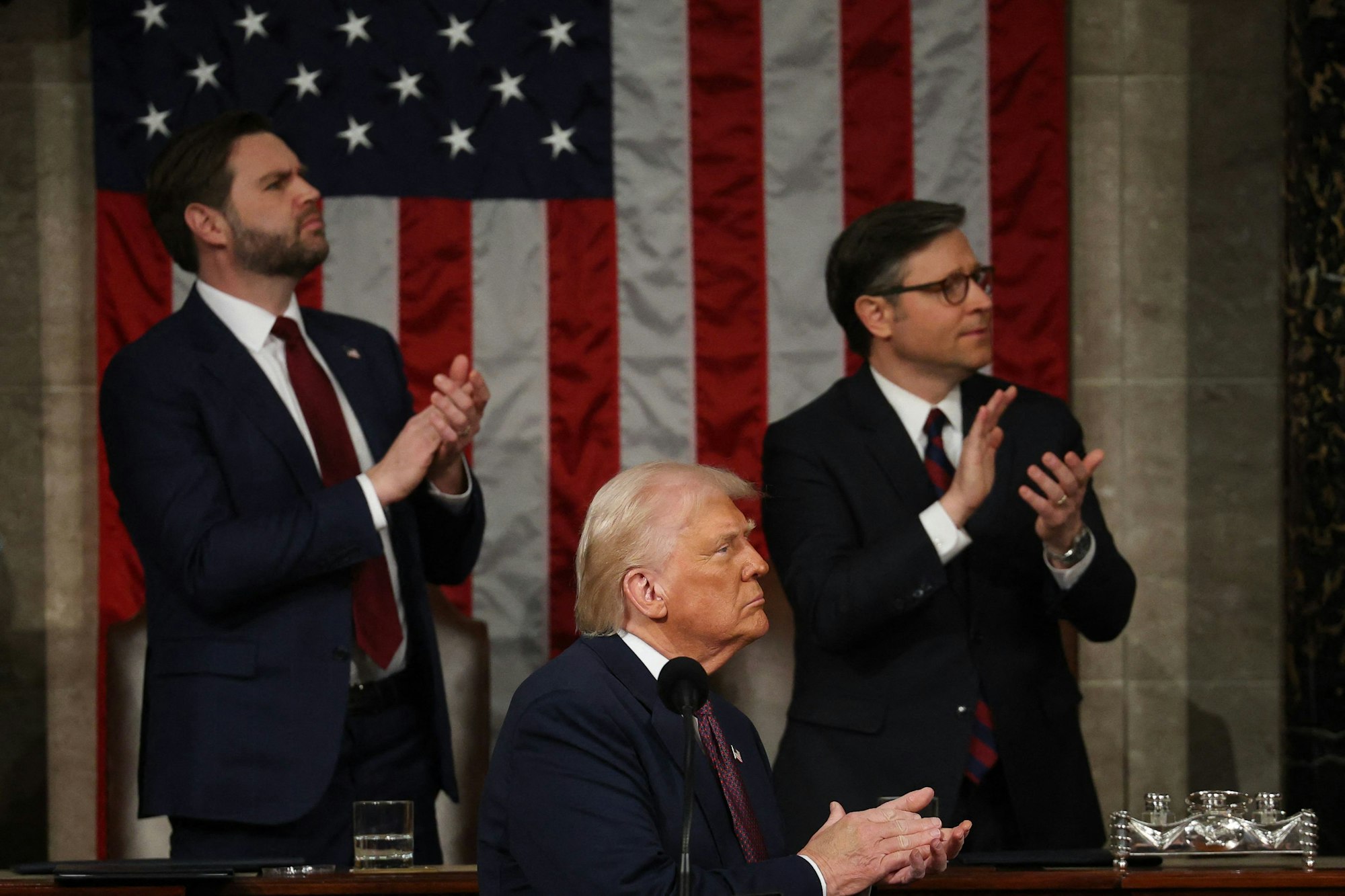 Das Foto zeigt US-Präsident Donald Trump (Mitte) mit dem Sprecher der Kammer Mike Johnson (rechts) und Vize-Präsident JD Vance (links hinten) bei seiner Rede im US-Kongress am 04. März 2025.