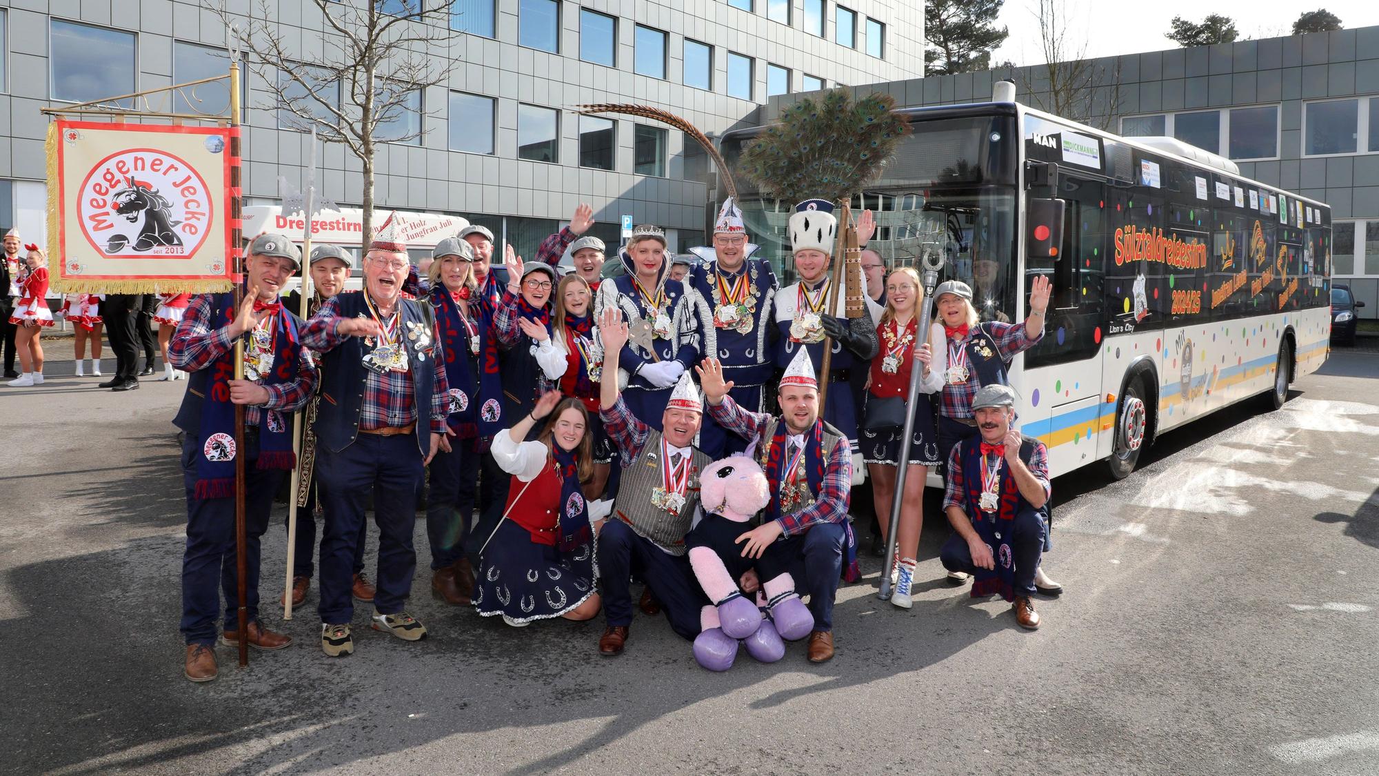 Das Sülztaldreigestirn der Meegener Jecken steht samt Gefolge vor ihrem Session-Linienbus am Kreishaus in Bergisch Gladbach-Heidkamp.