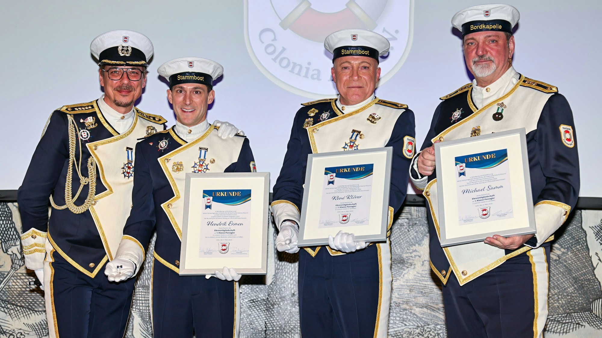 Hendrik Ermen, René Klöver und Michael Samm wurde von Präsident Dieter Hellermann (l.) die Ehrenmitgliedschaft als Erster-Klasse-Passagier bei der StattGarde Colonia Ahoj verliehen.