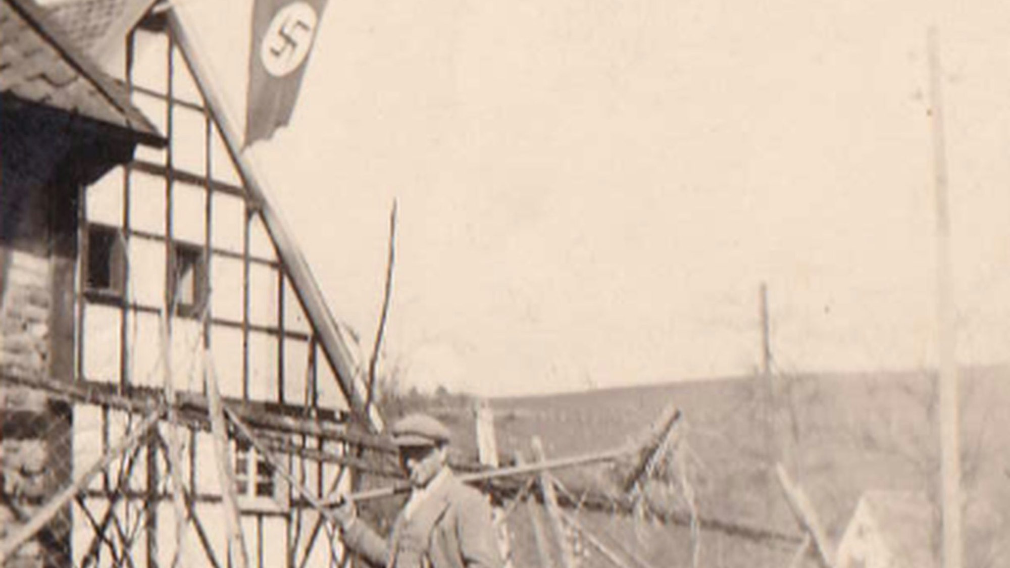 Beflaggung an einem Bauernhaus in Hückhausen in der NS-Zeit.