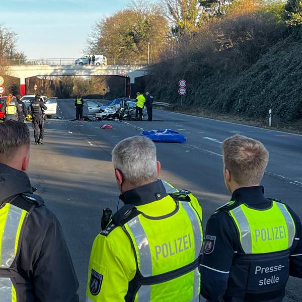 Bei diesem Unfall auf der Bonner Straße starb im März 2025 ein Autofahrer, zwei weitere Personen erlitten schwerste Verletzungen.