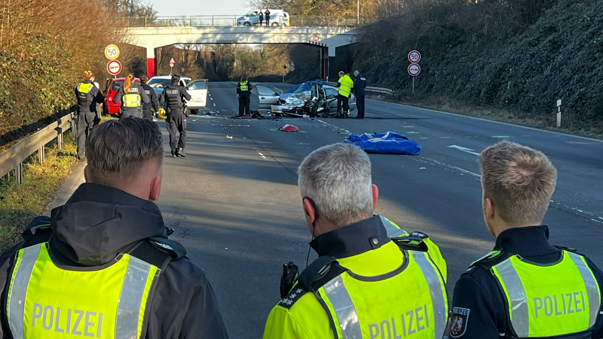 Bei diesem Unfall auf der Bonner Straße starb im März 2025 ein Autofahrer, zwei weitere Personen erlitten schwerste Verletzungen.