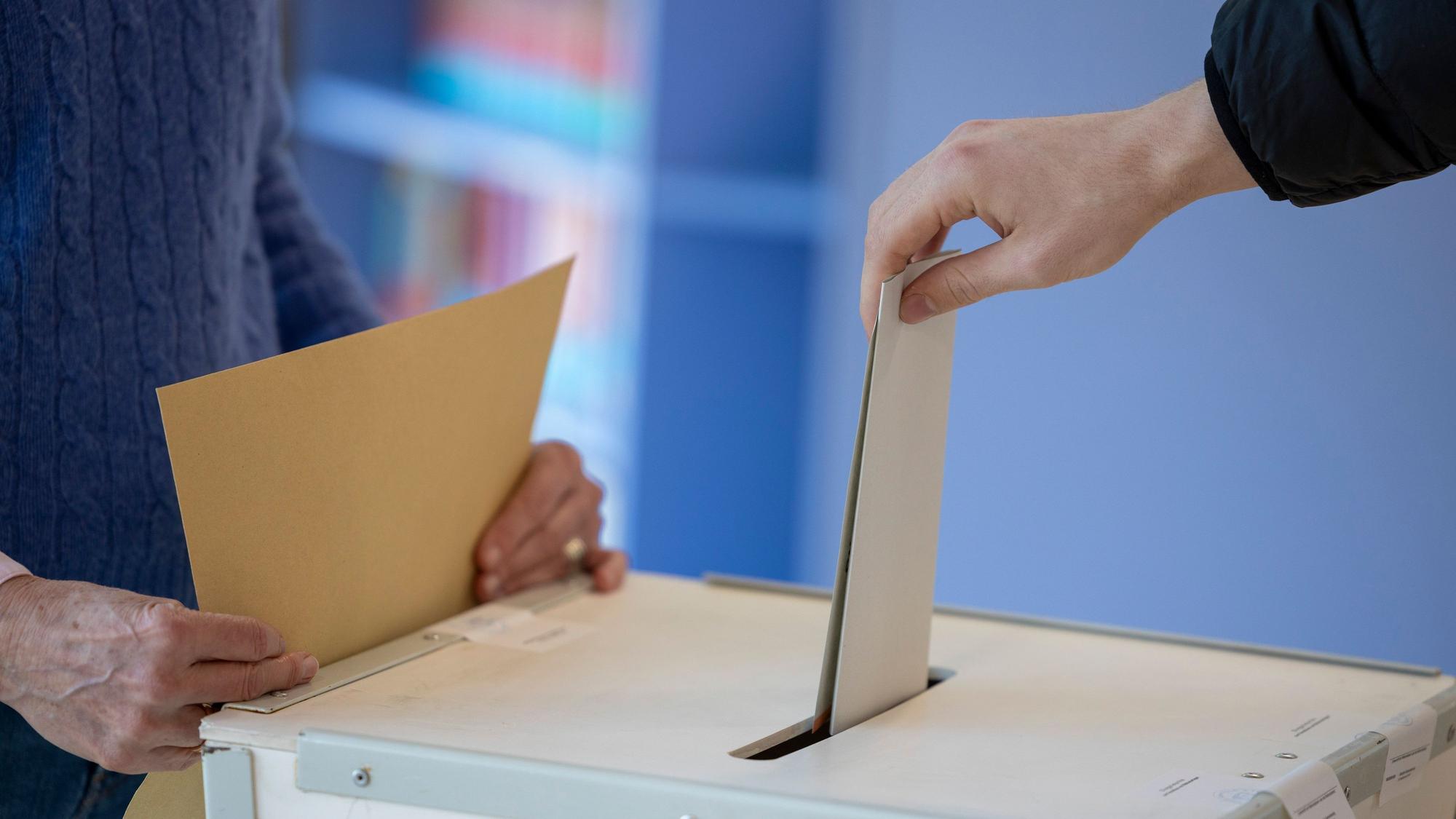 Stimmabgabe in einem Wahlraum.