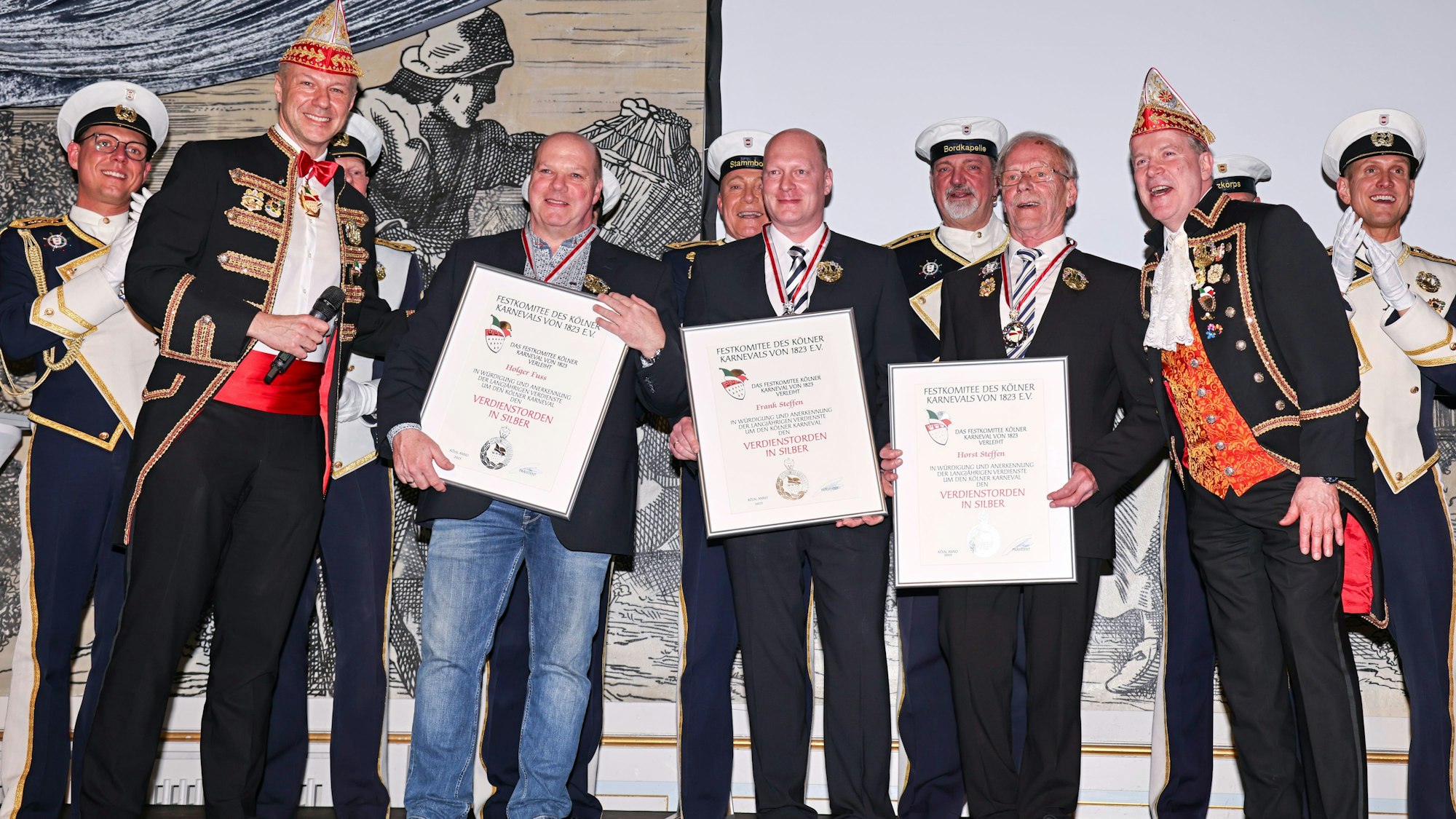 Die Fahrer des Dreigestirns wurden durch das Festkomitee mit dem Verdienstorden in Silber ausgezeichnet.