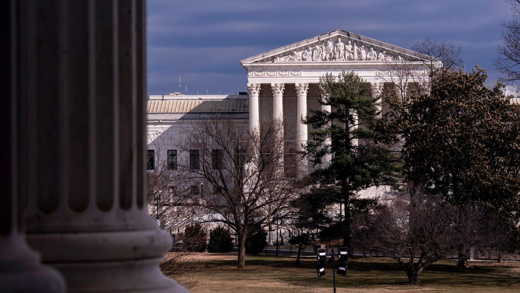 ARCHIV - 20.02.2025, USA, Washington: Der Oberste Gerichtshof ist in der Ferne zu sehen, eingerahmt von den Säulen des US-Senats im Kapitol. (zu dpa: «Supreme Court gibt Trump Schonfrist bei Entwicklungshilfe») Foto: J. Scott Applewhite/AP/dpa +++ dpa-Bildfunk +++
