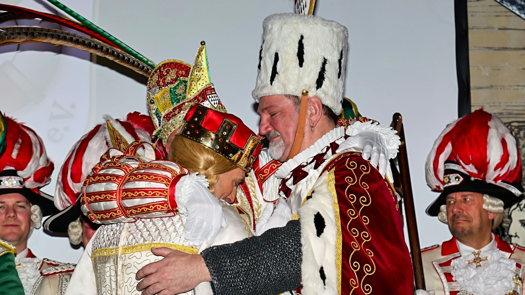 Tränen beim Abschied: Das Dreigestirn bildete bei „Zick eröm“ am Dienstagabend (4. März 2025) einen Kreis, nachdem es die Insignien wieder zurückgegeben hatte.