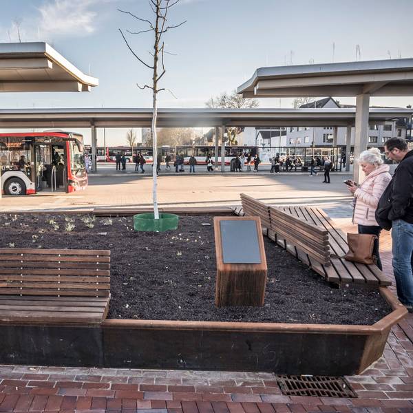 Der Bruno-Wiefel-Platz am Nordende des Busbahnhofs soll mit Bänken und schattenspendenden Bäumen zum Verweilen einladen.