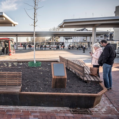 Der Bruno-Wiefel-Platz am Nordende des Busbahnhofs soll mit Bänken und schattenspendenden Bäumen zum Verweilen einladen.