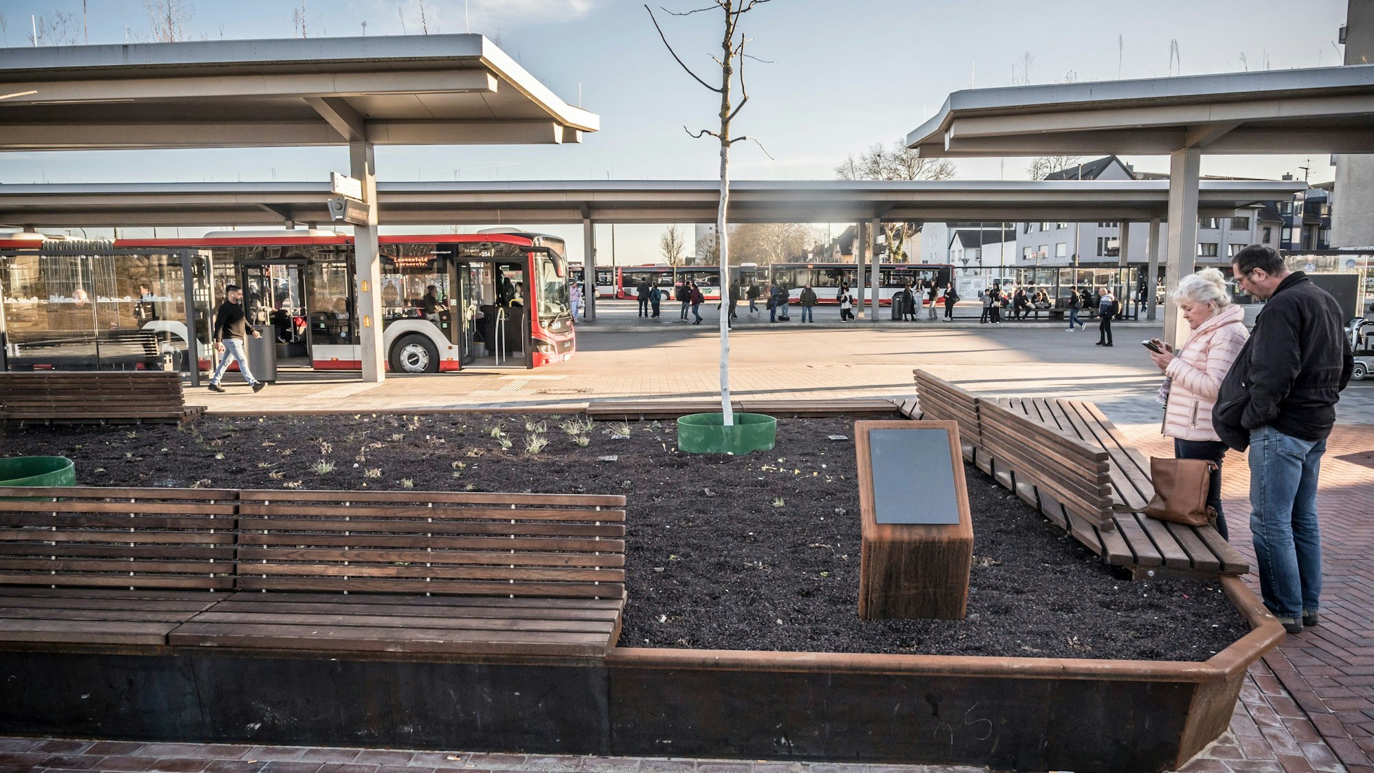 Der Bruno-Wiefel-Platz am Nordende des Busbahnhofs soll mit Bänken und schattenspendenden Bäumen zum Verweilen einladen.