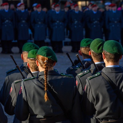Das Bild zeigt Soldaten der Bundeswehr auf dem Marktplatz in Haldensleben.