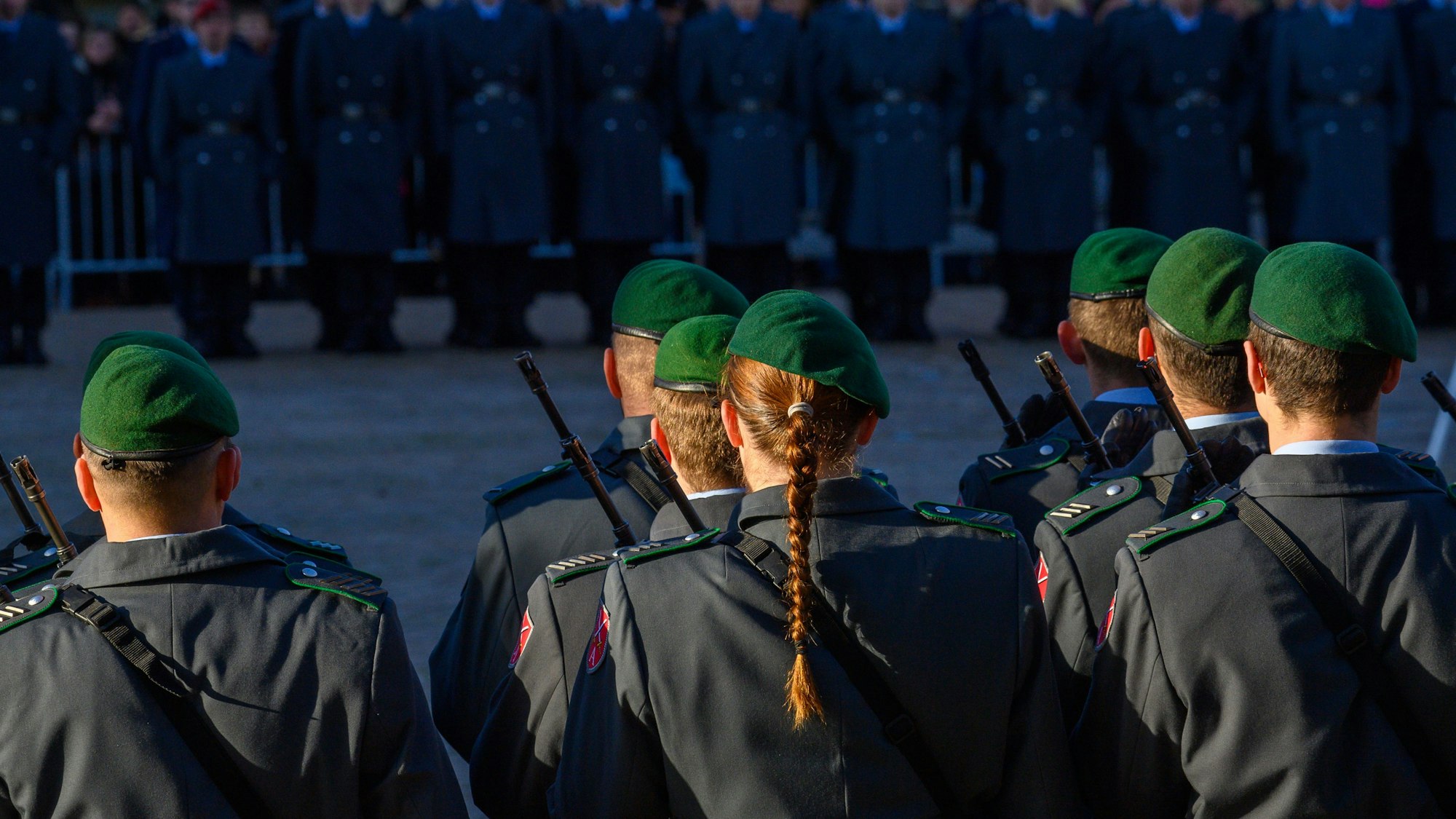 Das Bild zeigt Soldaten der Bundeswehr auf dem Marktplatz in Haldensleben.