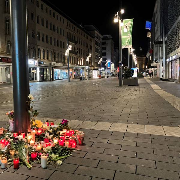 Das Bild zeigt Kerzen und Blumen, die in der Nähe des Paradeplatzes an einer Straßenbahn-Haltestelle in Mannheim zum Gedenken an die Opfer der Amokfahrt vom 03. März 2025 hingelegt wurden.