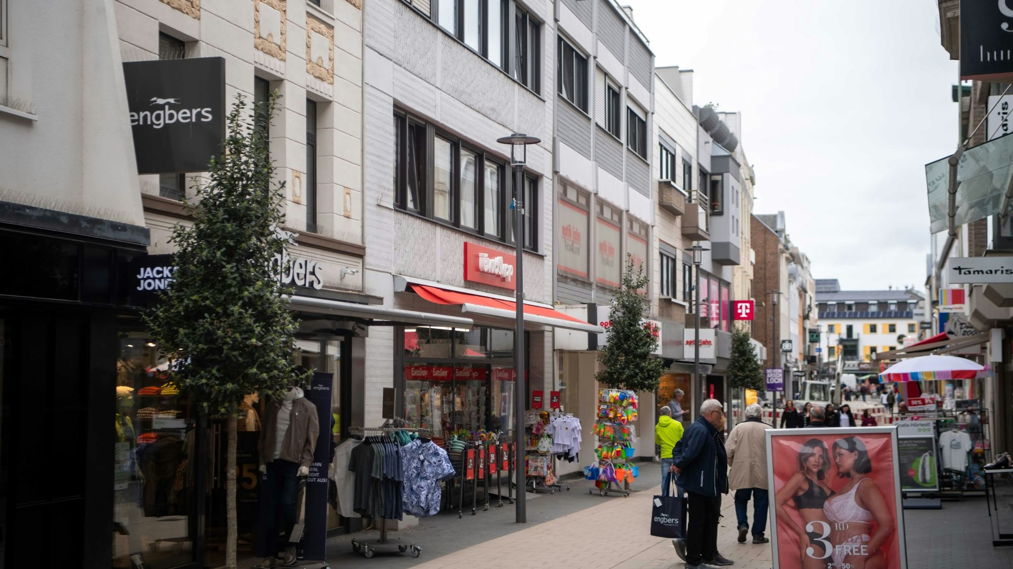 Ein Blick in die zum Zeitpunkt der Aufnahme eher mäßig frequentierte Fußgängerzone in Euskirchen.