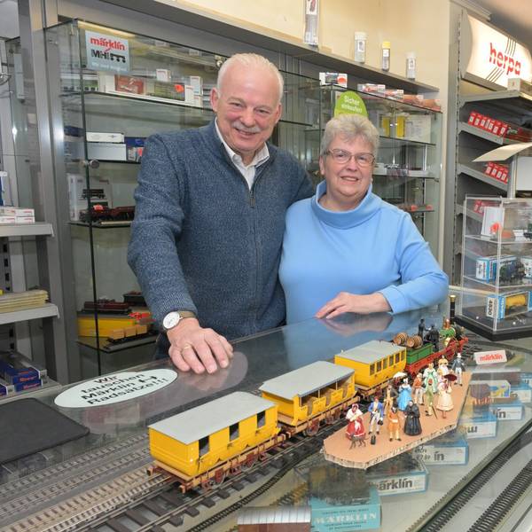 Klaus und Astrid Spisla in ihrem Modelleisenbahngeschäft in Bechen