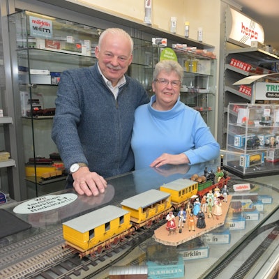 Klaus und Astrid Spisla in ihrem Modelleisenbahngeschäft in Bechen