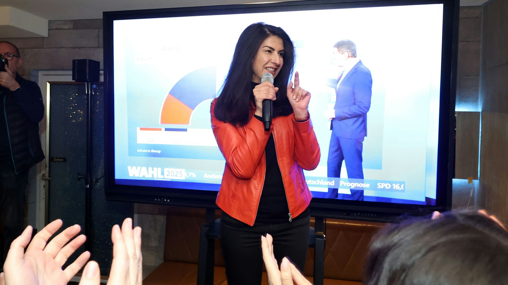 Serap Güler bei der Bundestagswahl am 23. Februar.