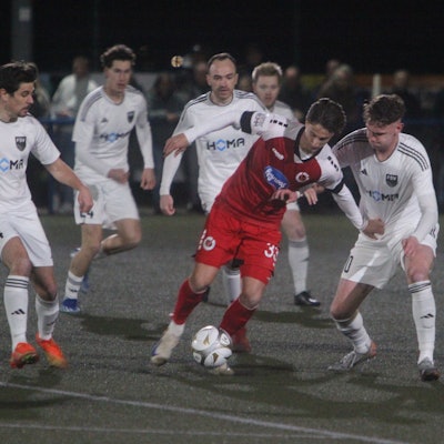 Sechs Neunkirchen-Seelscheider gegen einen Kölner: Viktoria-Akteur Jonah Stricker wird von Paul Orfgen (von links), Linus Daus, Patrick Busch, Jona Ehses, Marc Schneider und Rico Heinen umzingelt.