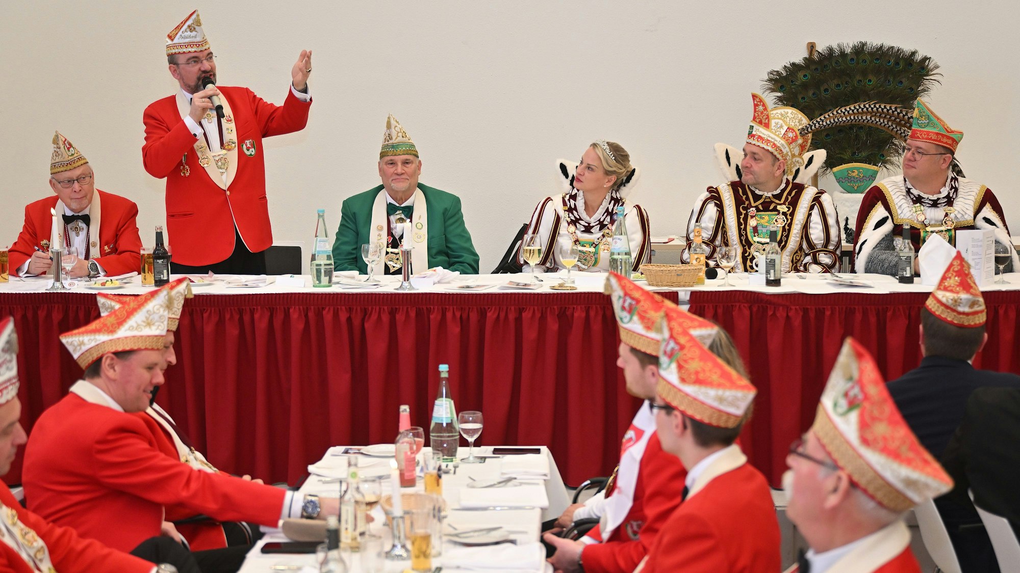 Am Kopftisch des Prinzenessens in Bergisch Gladbach steht der Präsident der Großen Gladbacher KG, Alexander Pfister, und spricht zum Publikum.