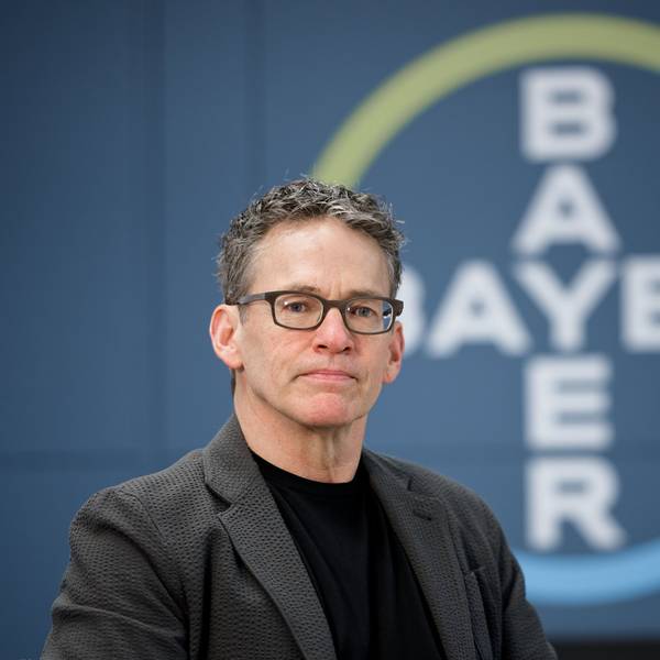 ARCHIV - 10.12.2024, Nordrhein-Westfalen, Leverkusen: Bill Anderson, Vorstandsvorsitzender der Bayer AG, sitzt bei einem Fototermin in der Zentrale des Unternehmens. (zu dpa: «Chemiekonzern Bayer erneut vor schwierigem Jahr») Foto: Henning Kaiser/dpa +++ dpa-Bildfunk +++