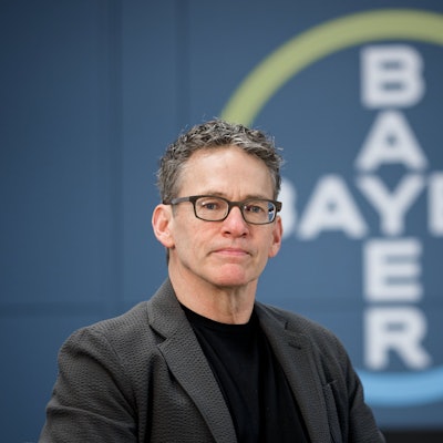ARCHIV - 10.12.2024, Nordrhein-Westfalen, Leverkusen: Bill Anderson, Vorstandsvorsitzender der Bayer AG, sitzt bei einem Fototermin in der Zentrale des Unternehmens. (zu dpa: «Chemiekonzern Bayer erneut vor schwierigem Jahr») Foto: Henning Kaiser/dpa +++ dpa-Bildfunk +++