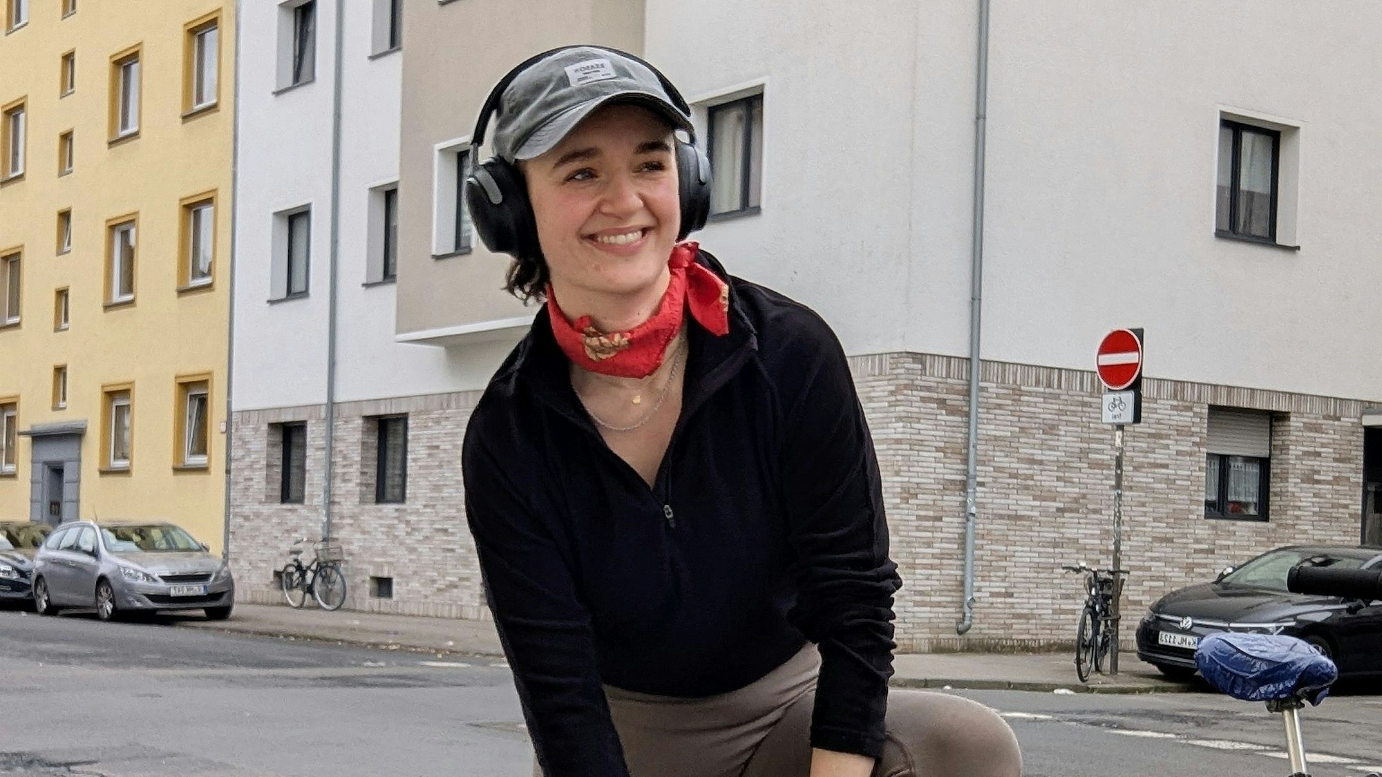 Yanni Gentsch steht mit Jogging-Sachen auf der Straße in Köln.