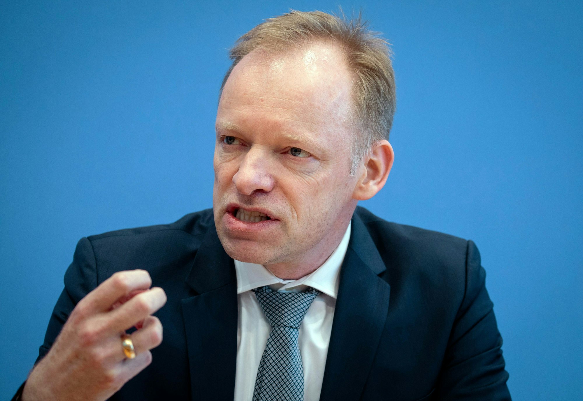 Das Foto zeigt ifo-Präsident Clemens Fuest bei einer Pressekonferenz.