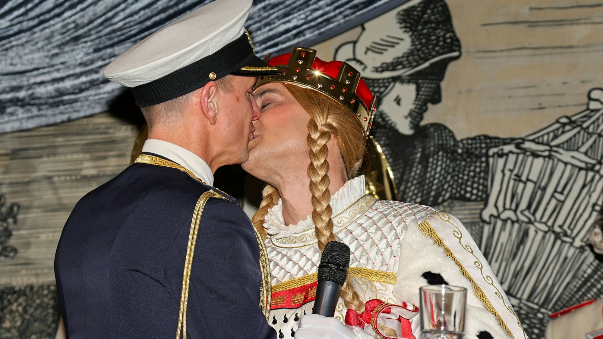 Ein Küsschen als Dank für die Unterstützung in der Session. Hendrik Ermen (r.) mit seinem Mann Frank.