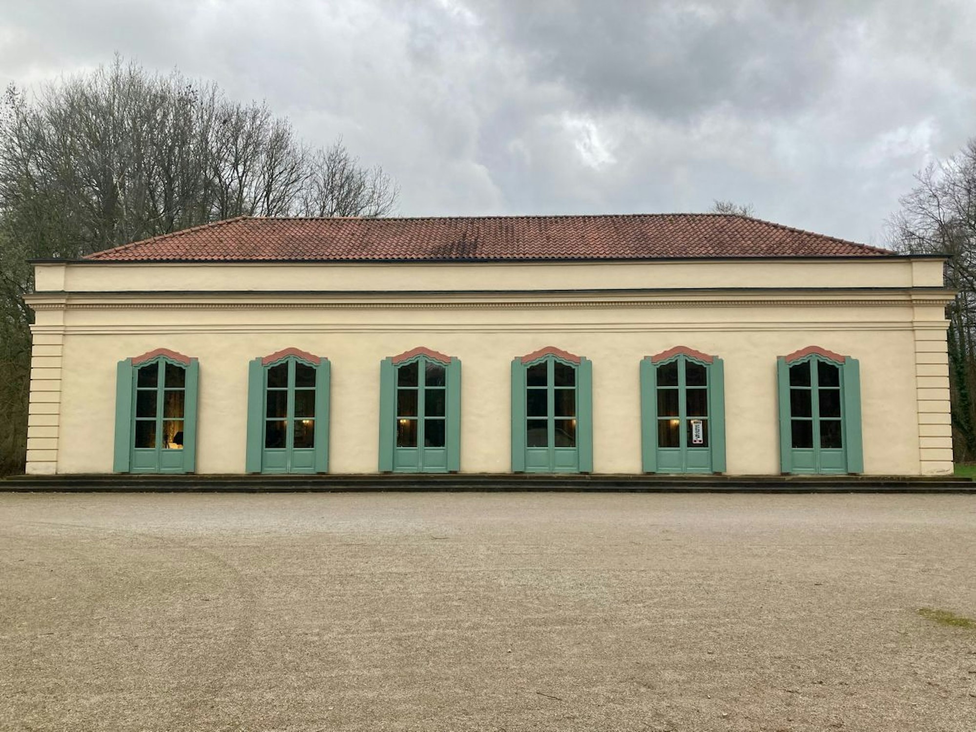 Die Deutsche Stiftung Denkmalschutz stellte für das Bagno Mittel für umfangreiche Sanierungs-, Reinigungs- und Anstricharbeiten an der Fassade und den umlaufenden Natursteinstufen zur Verfügung. Erbaut wurde der Steinfurter Musiktempel 1774, also vor 250 Jahren. Das imposante Denkmal gilt als erster und ältester freistehender Konzertsaal in Europa.