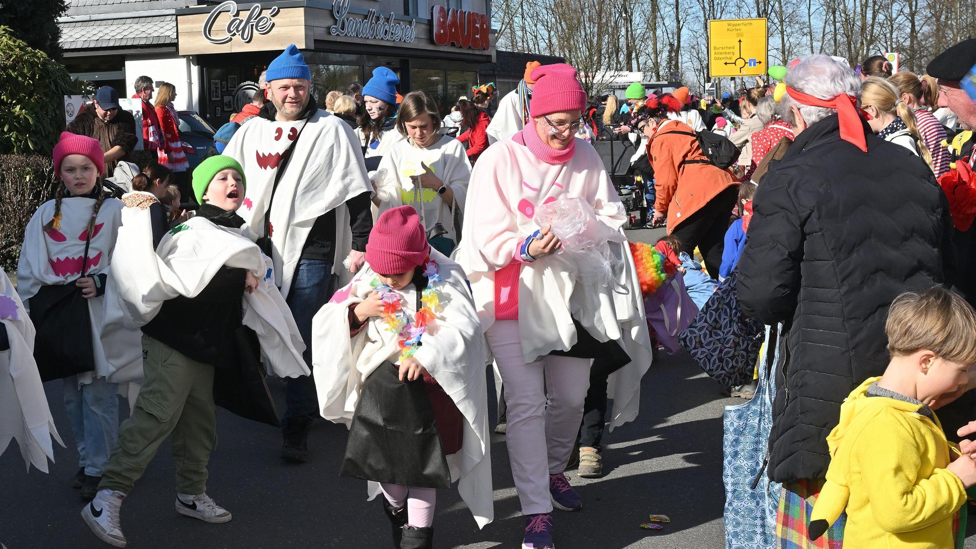 Die Kinder der Katholischen Grundschule Bechen waren als Geister verkleidet die größte Gruppe.