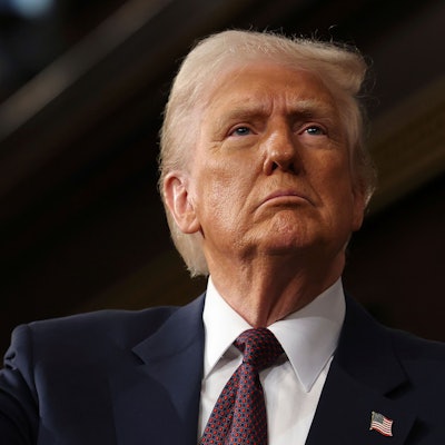 Das Foto zeigt US-Präsident Donald Trump mit hochgestreckter Faust bei seiner Rede im Kongress am 04. März 2025.