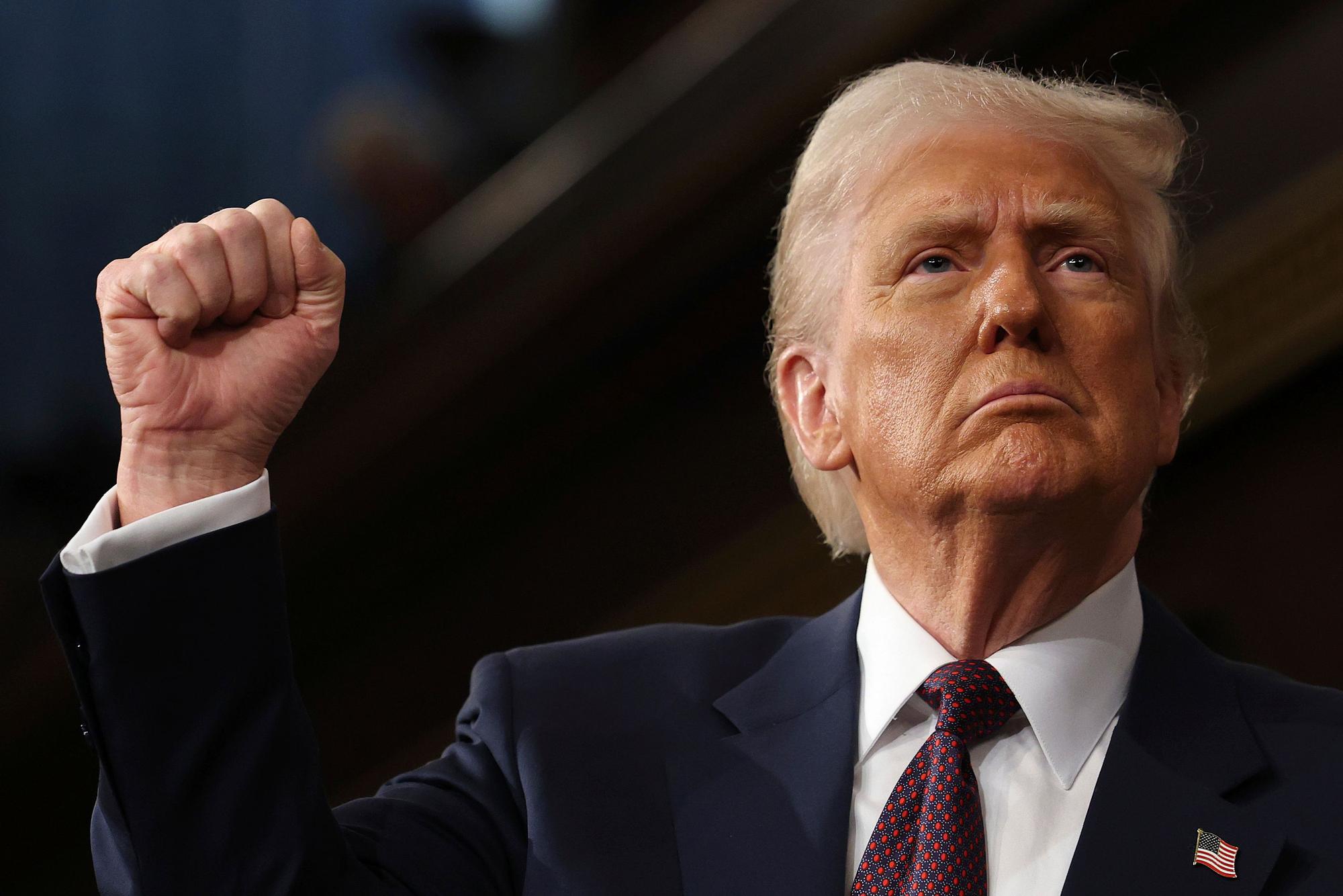 Das Foto zeigt US-Präsident Donald Trump mit hochgestreckter Faust bei seiner Rede im Kongress am 04. März 2025.