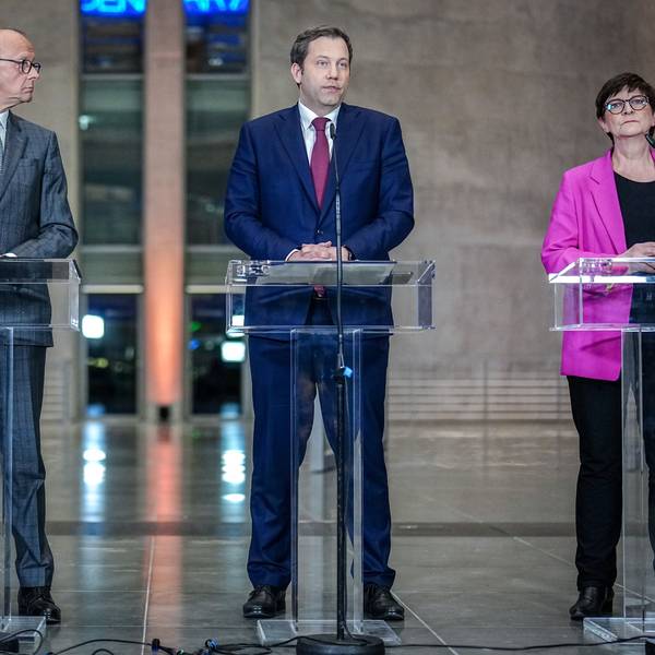 Das Foto zeigt Friedrich Merz (l-r), Kanzlerkandidat der Union, Fraktionsvorsitzender der Union und Bundesvorsitzender der CDU, Lars Klingbeil, Fraktionsvorsitzender der SPD und Bundesvorsitzender, und Saskia Esken, Parteivorsitzende der SPD, bei einer Pressekonferenz zu den Sondierungsgesprächen zwischen der Union und der SPD.