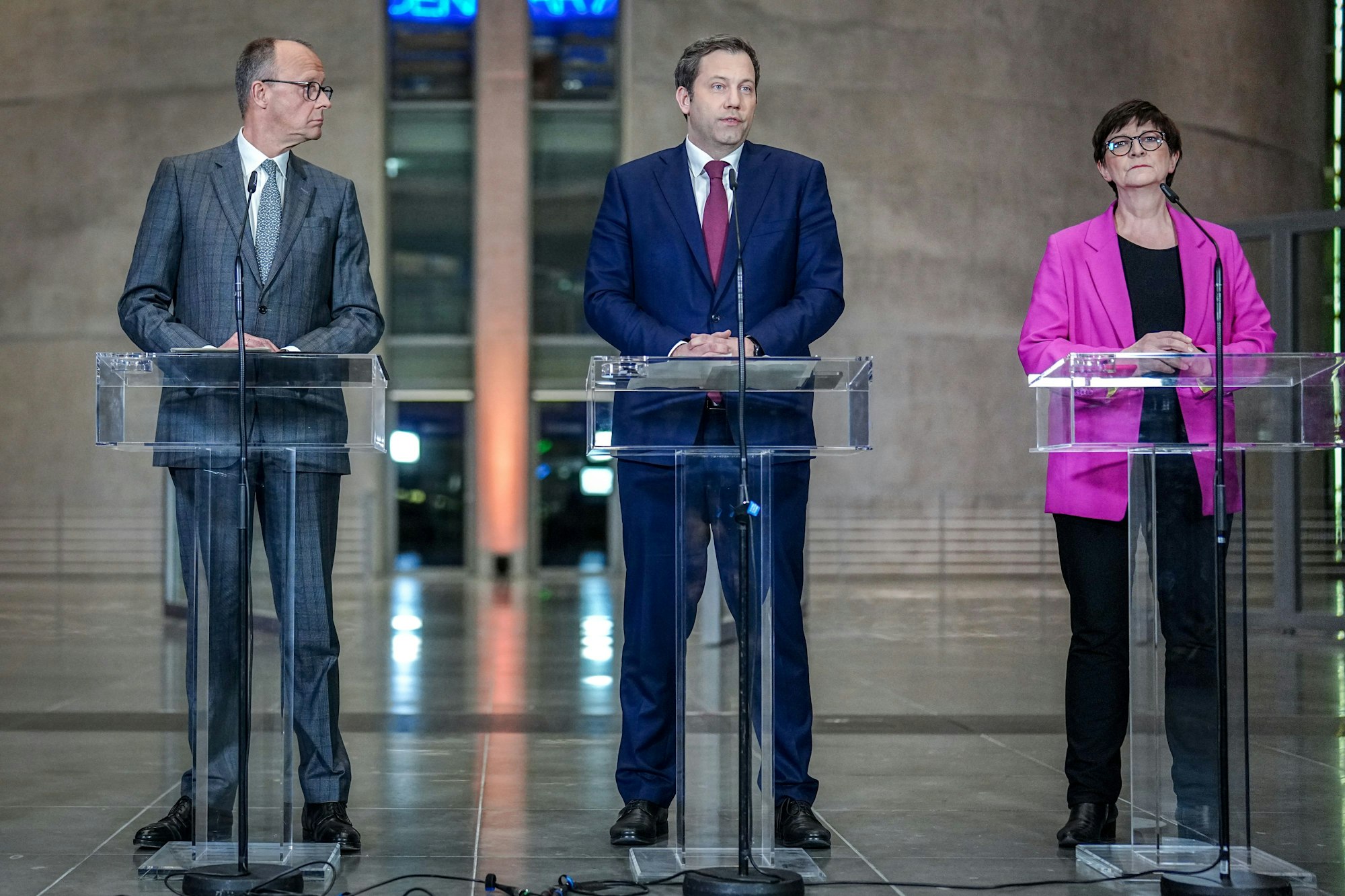 Das Foto zeigt Friedrich Merz (l-r), Kanzlerkandidat der Union, Fraktionsvorsitzender der Union und Bundesvorsitzender der CDU, Lars Klingbeil, Fraktionsvorsitzender der SPD und Bundesvorsitzender, und Saskia Esken, Parteivorsitzende der SPD, bei einer Pressekonferenz zu den Sondierungsgesprächen zwischen der Union und der SPD.
