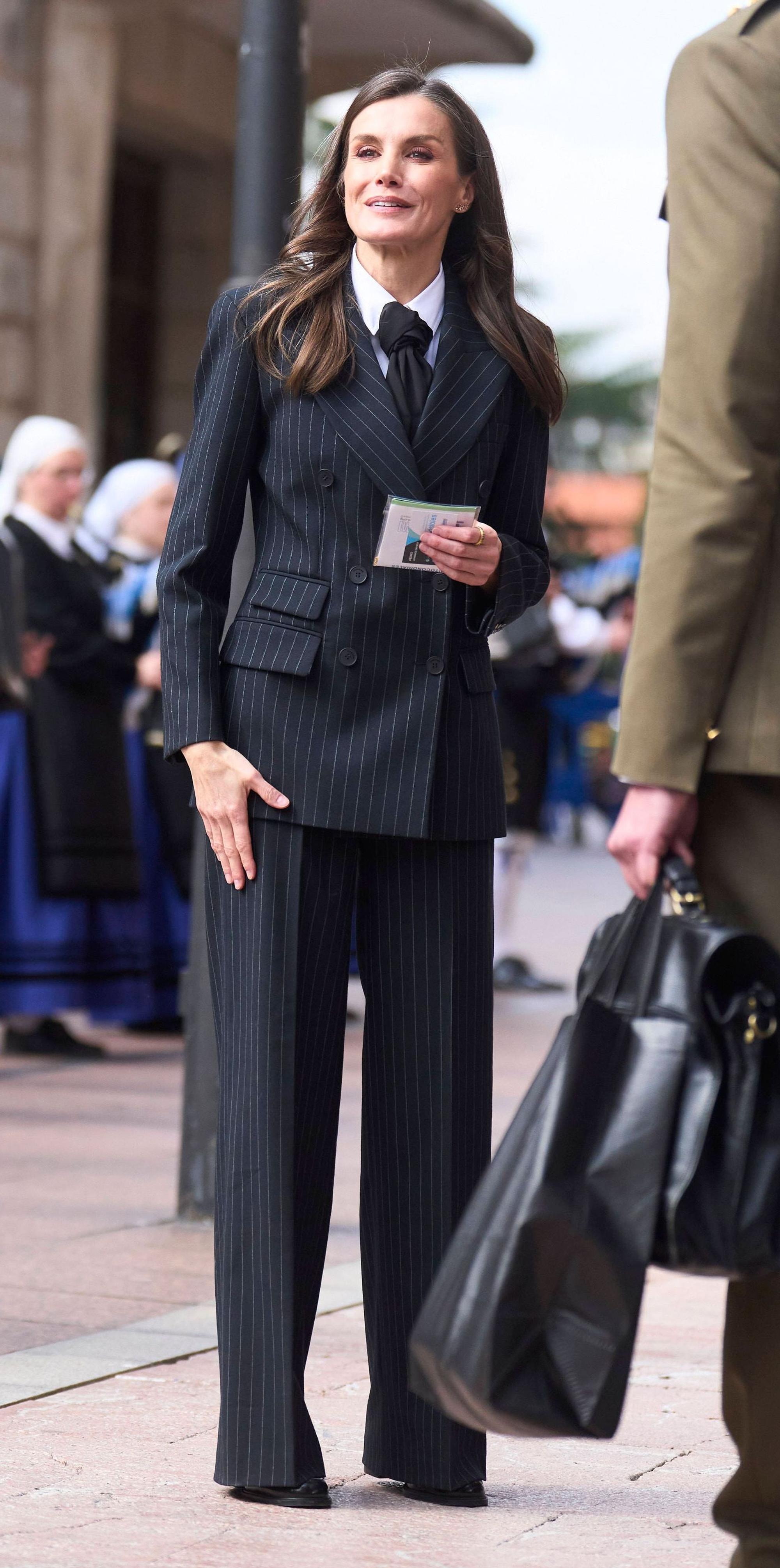 Königin Letizia im Nadelstreifen-Anzug.