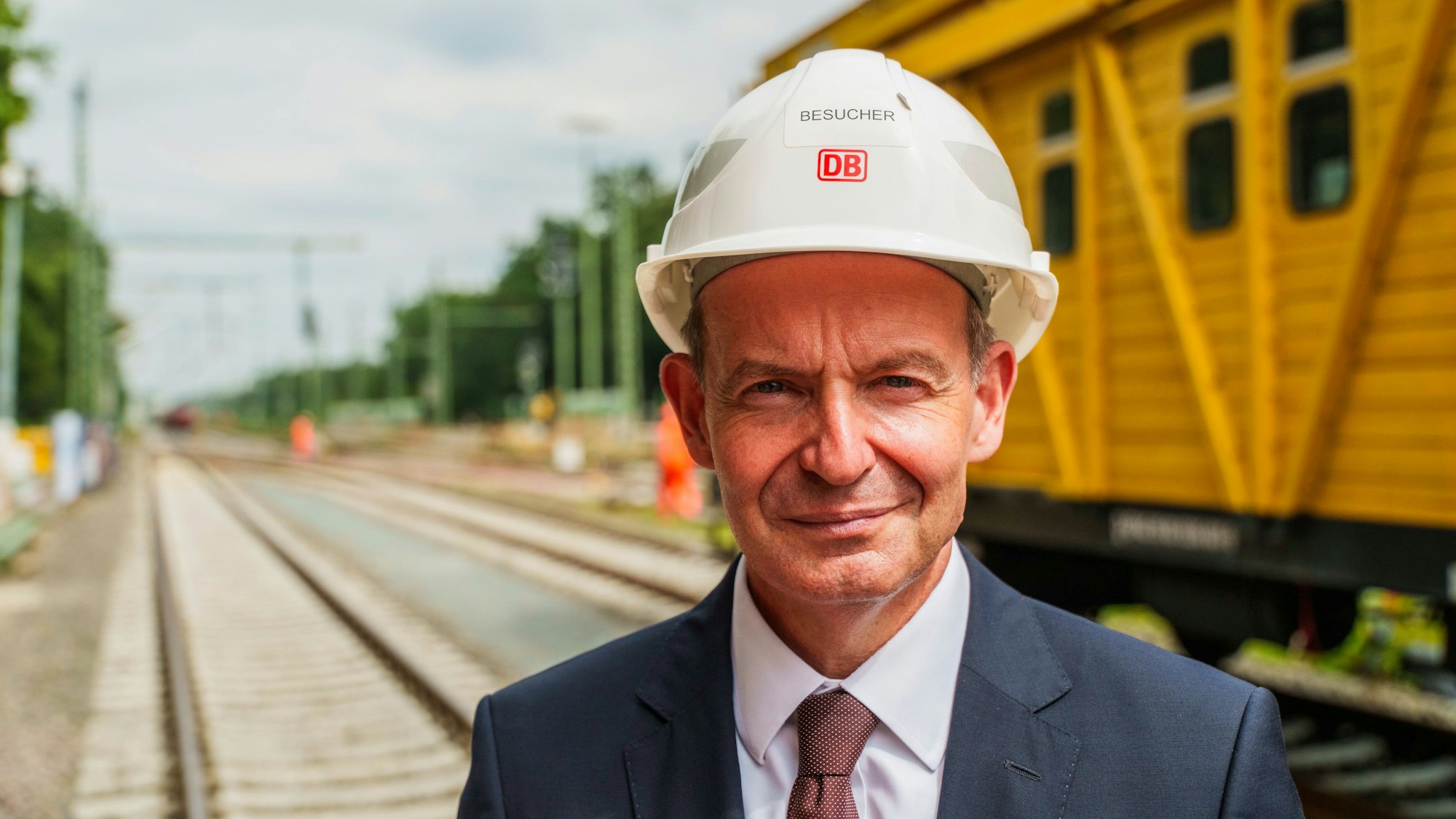 Volker Wissing, Bundesminister für Digitales und Verkehr, steht auf einer Baustelle.