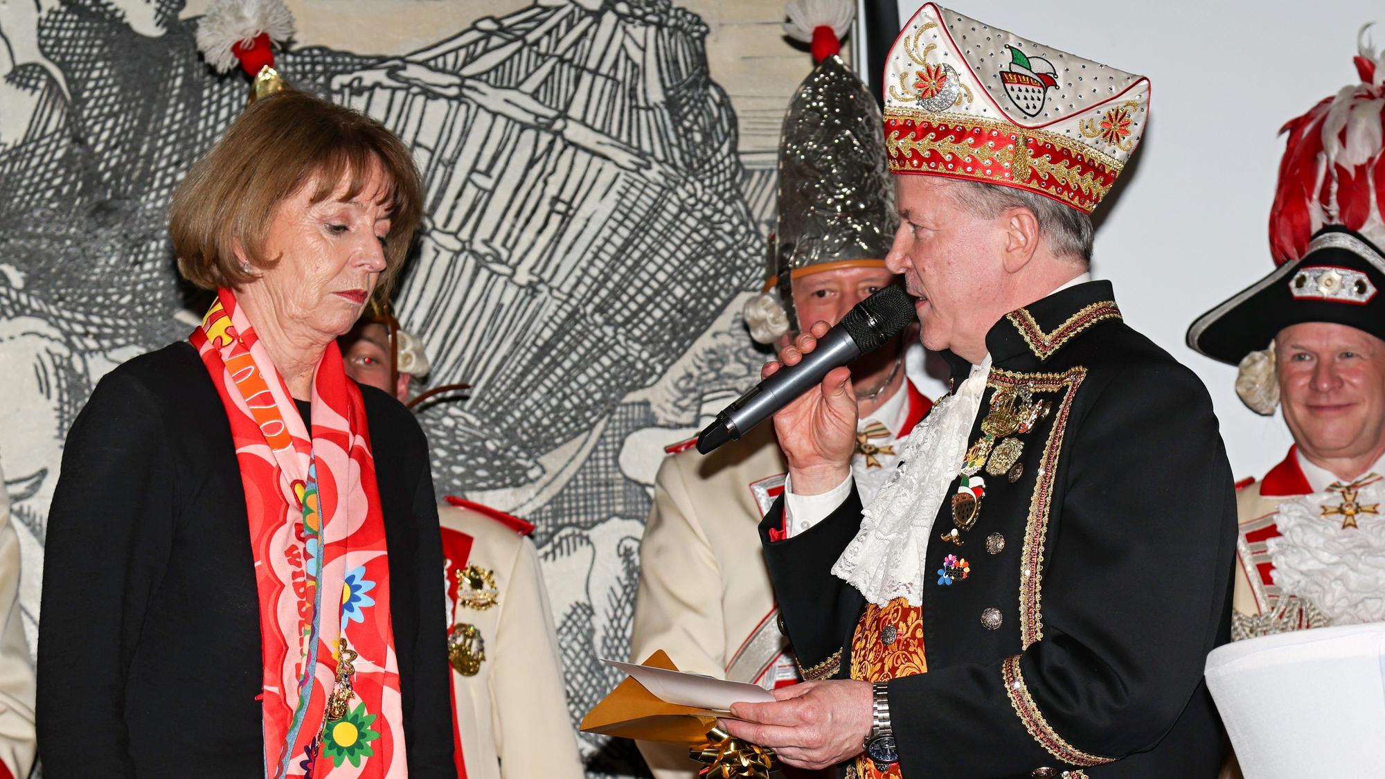 Auch für Oberbürgermeisterin Henriette Reker war es ein Abschied. Festkomitee-Präsident Christoph Kuckelkorn schenkte ihr zwei Gutscheine für den Rosenmontagszug 2026.