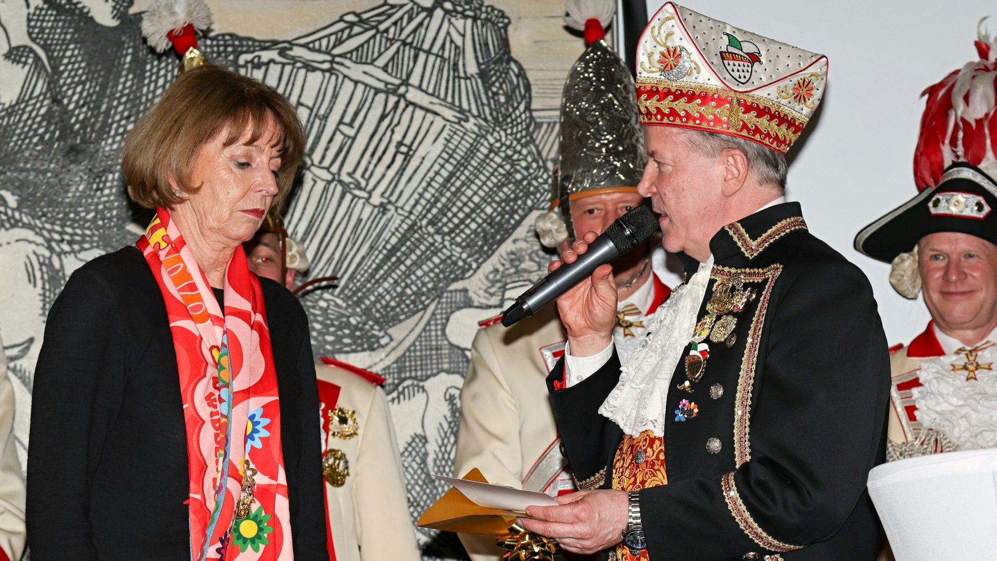Auch für Oberbürgermeisterin Henriette Reker war es ein Abschied. Festkomitee-Präsident Christoph Kuckelkorn schenkte ihr zwei Gutscheine für den Rosenmontagszug 2026.