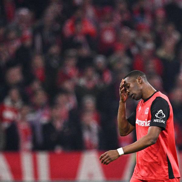 05.03.2025, Bayern, München: Fußball, Champions League, FC Bayern München - Bayer Leverkusen, Achtelfinale, Hinspiel, Allianz Arena, Leverkusens Nordi Mukiele geht nach seiner Gelb-Roten Karte vom Platz. Foto: Tom Weller/dpa +++ dpa-Bildfunk +++