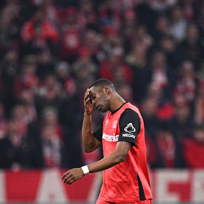 05.03.2025, Bayern, München: Fußball, Champions League, FC Bayern München - Bayer Leverkusen, Achtelfinale, Hinspiel, Allianz Arena, Leverkusens Nordi Mukiele geht nach seiner Gelb-Roten Karte vom Platz. Foto: Tom Weller/dpa +++ dpa-Bildfunk +++