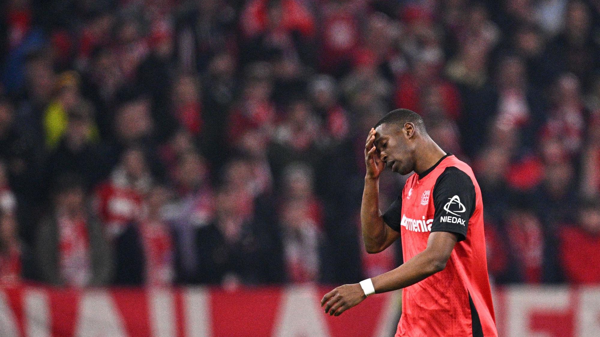 05.03.2025, Bayern, München: Fußball, Champions League, FC Bayern München - Bayer Leverkusen, Achtelfinale, Hinspiel, Allianz Arena, Leverkusens Nordi Mukiele geht nach seiner Gelb-Roten Karte vom Platz. Foto: Tom Weller/dpa +++ dpa-Bildfunk +++