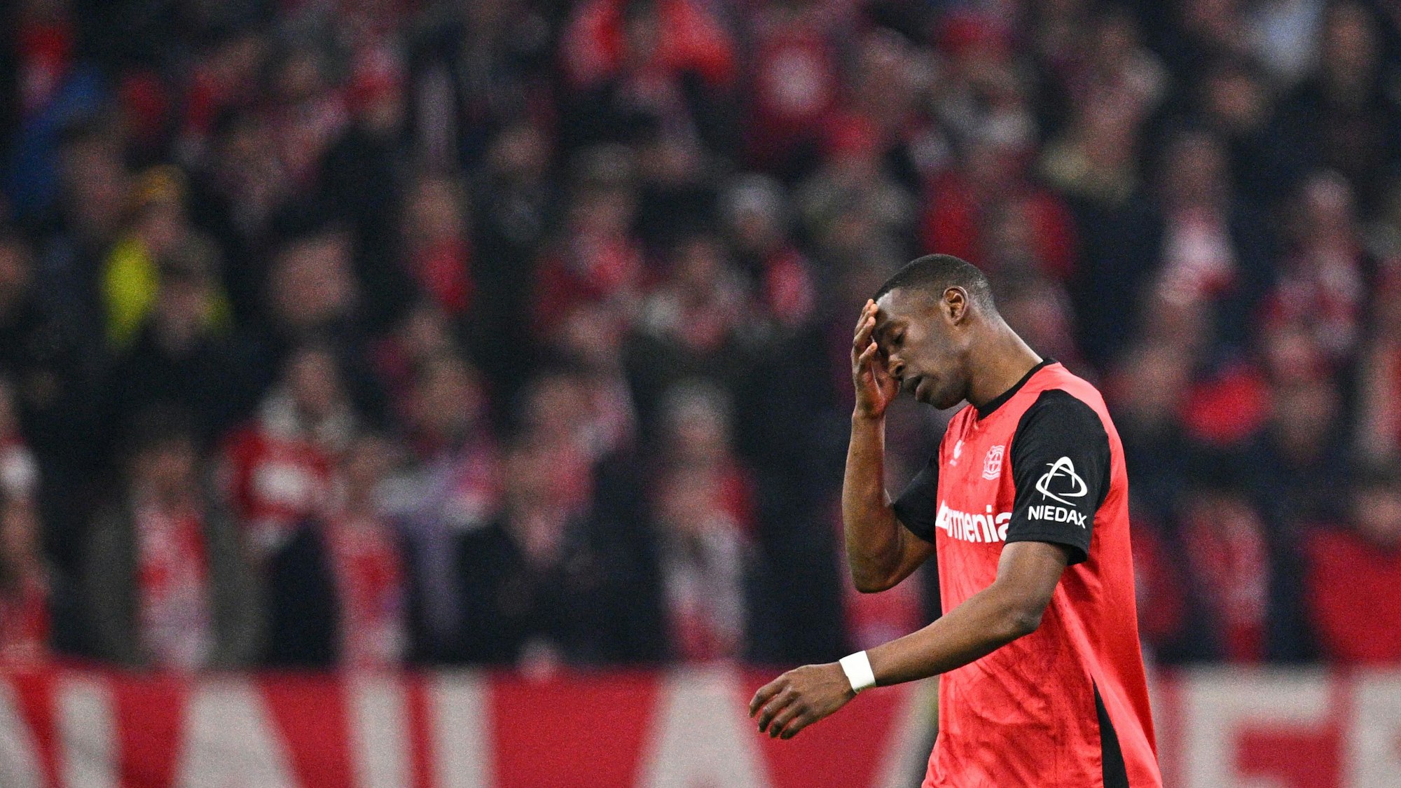 05.03.2025, Bayern, München: Fußball, Champions League, FC Bayern München - Bayer Leverkusen, Achtelfinale, Hinspiel, Allianz Arena, Leverkusens Nordi Mukiele geht nach seiner Gelb-Roten Karte vom Platz. Foto: Tom Weller/dpa +++ dpa-Bildfunk +++