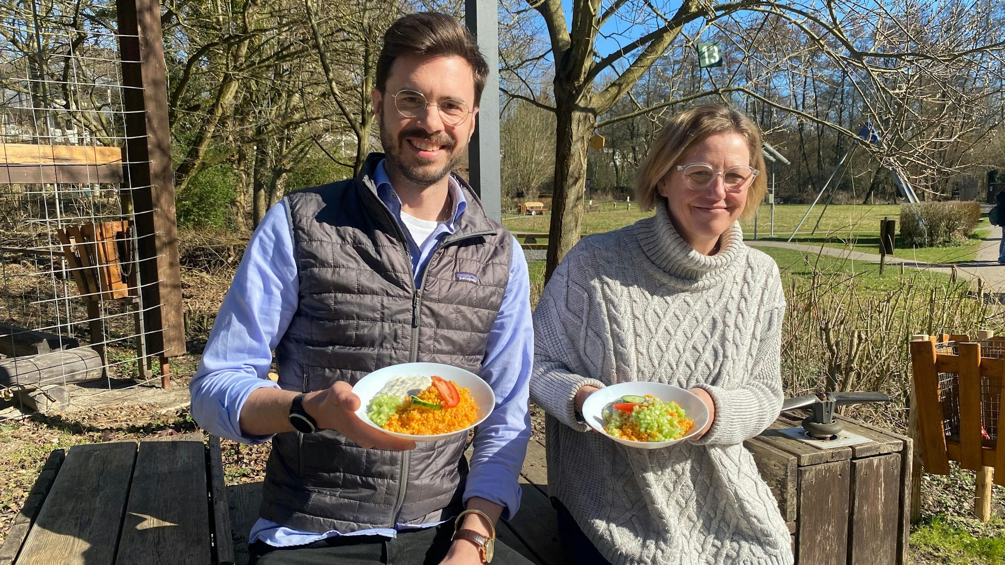 Lars Dietrich (Naturgut-Leiter) und Ute Pfeiffer-Frohnert mit Tomaten-Bulgur mit Gurkensalat.