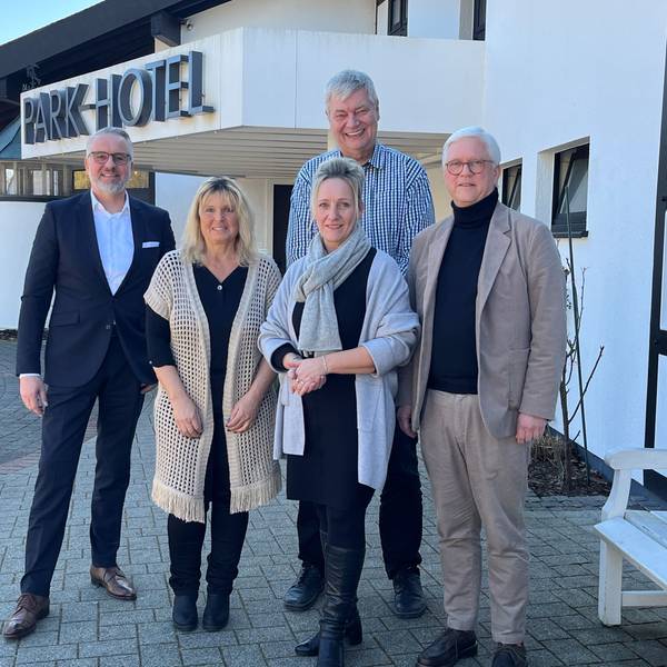 Gruppenbild vor dem Nümbrechter Parkhotel.
