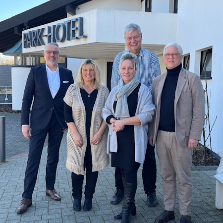 Gruppenbild vor dem Nümbrechter Parkhotel.