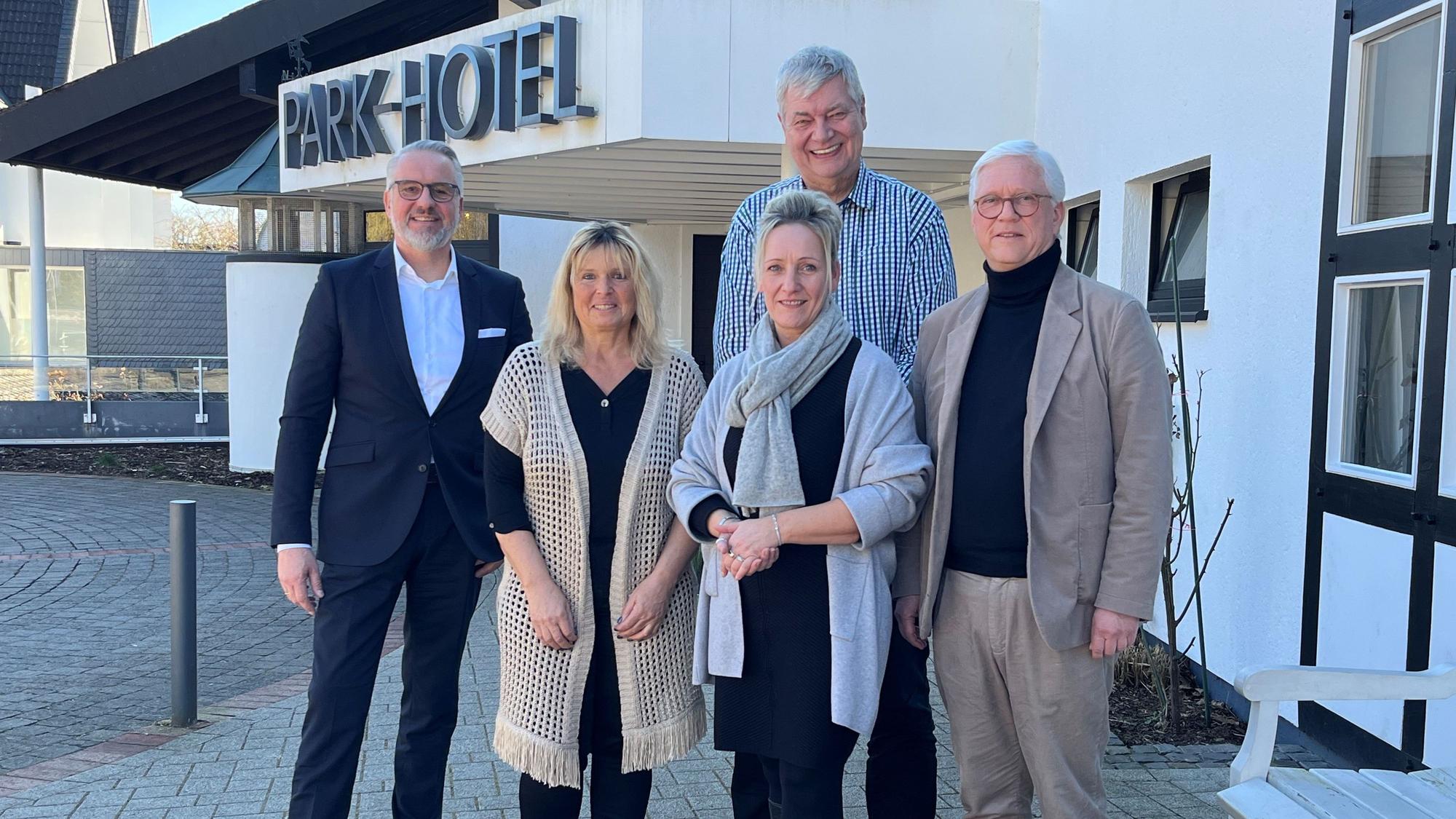 Fünf Personen vor dem Eingang des Parkhotels.