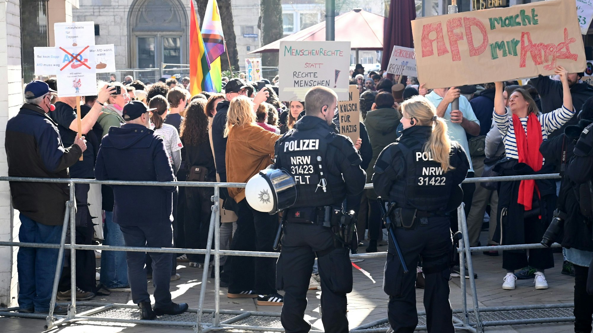 Die Polizei hat am Mittwoch die Altstadt um den Gürzenich großräumig abgesperrt.