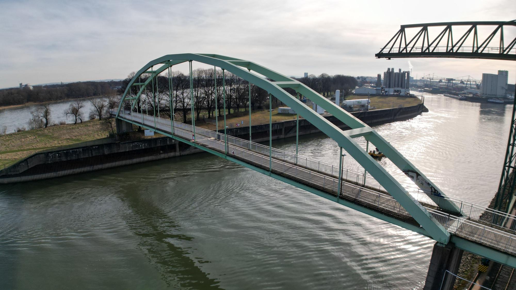 Zu sehen ist die Niehler Hafenbrücke von der Seite.