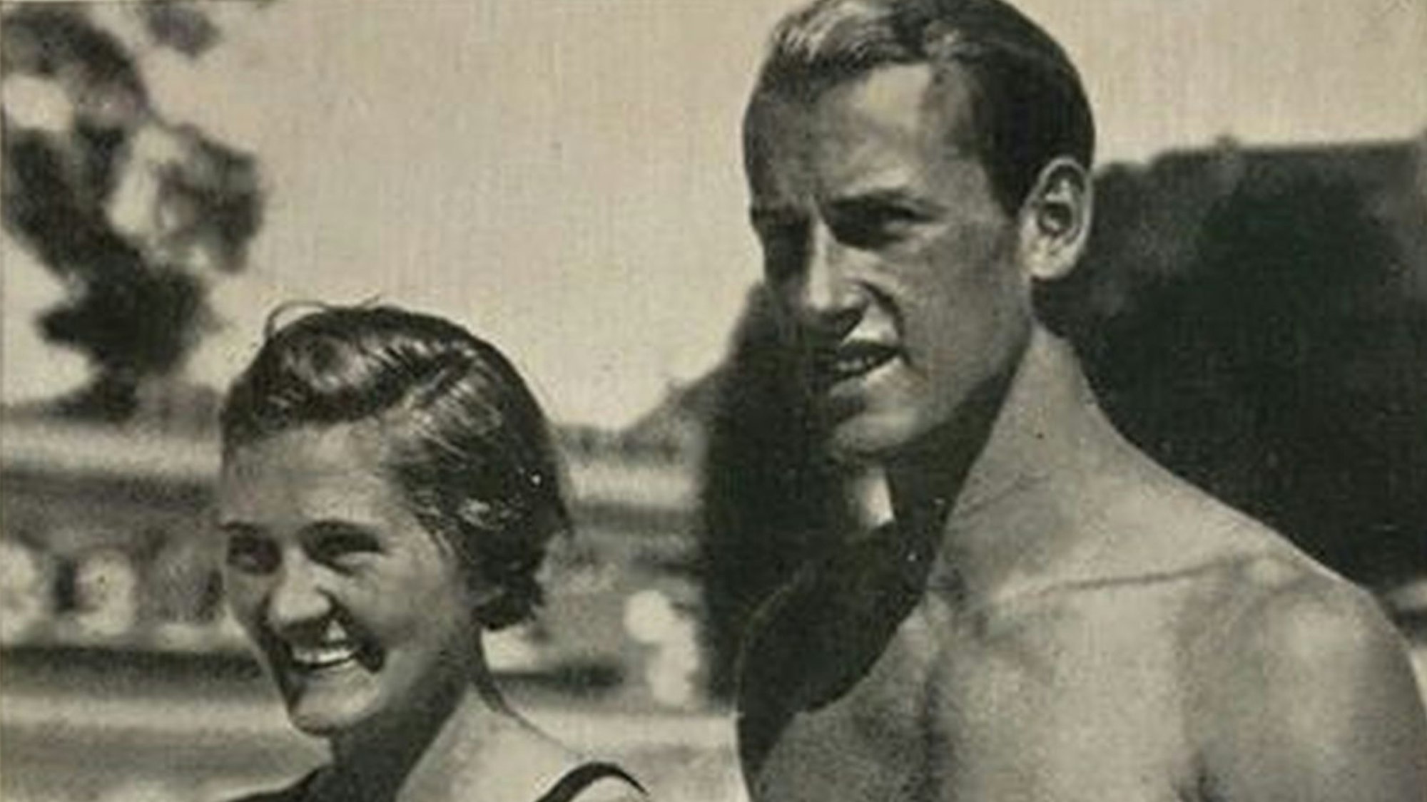 Sammelkarte mit zwei jungen Leuten in Schwimmkleidung.