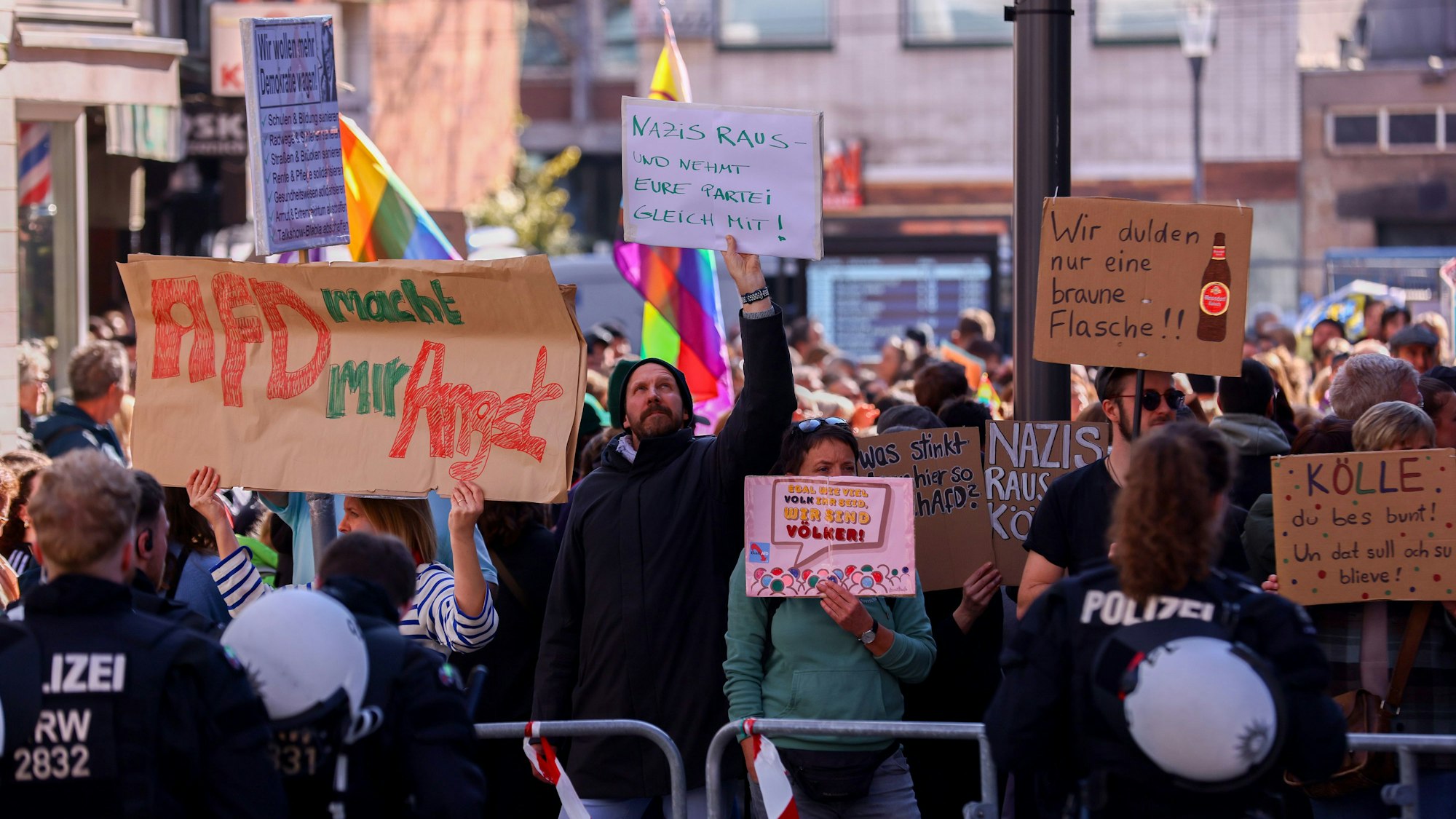 05.03.2025, Köln: AFD Metrokon Metropolenkonferenz im Gürzenich in Köln - Demonstranten vor dem Gürzenich. Foto: Thilo Schmülgen