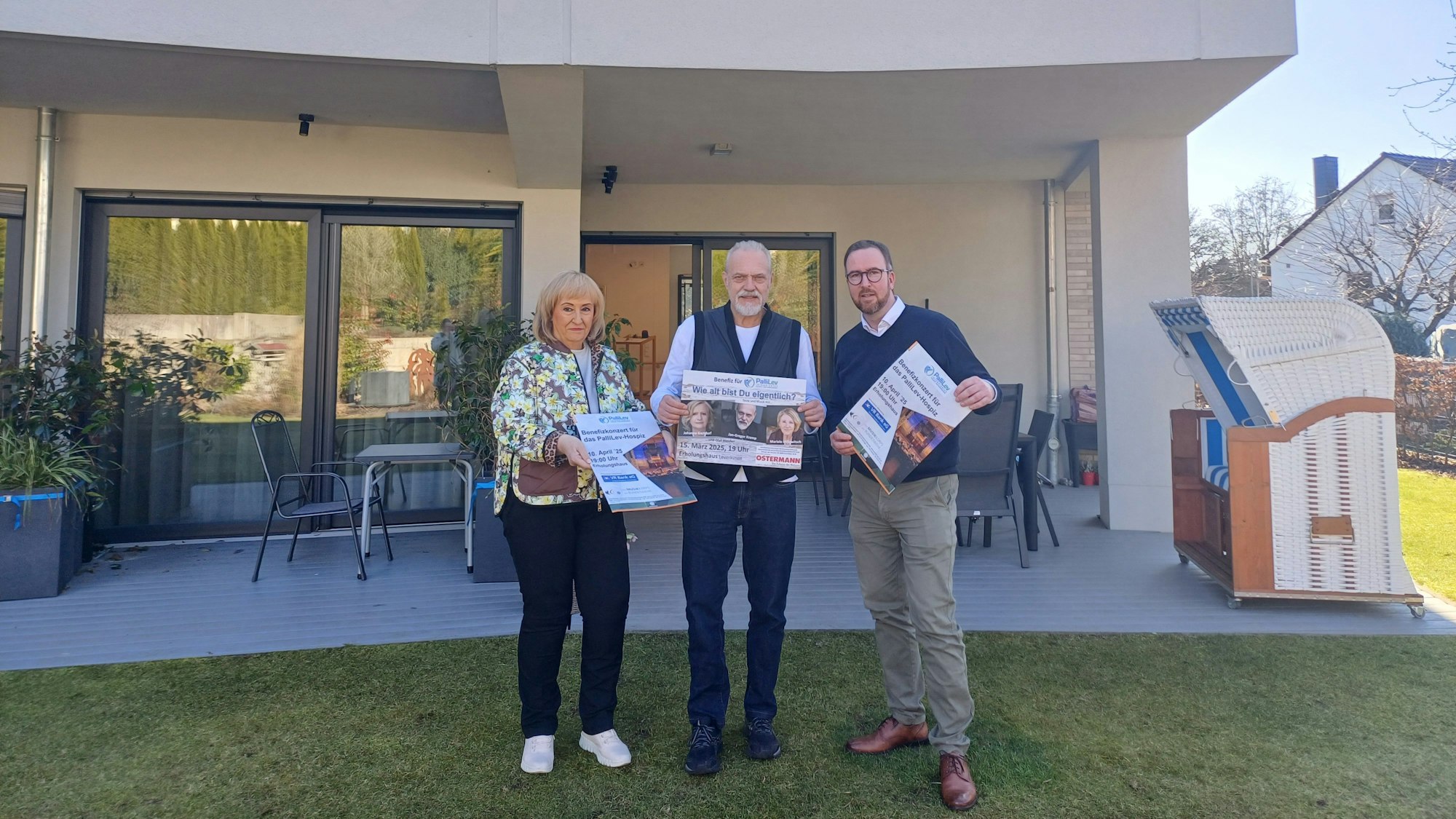 Marianne Müller vom Förderverein, Schirmherr Jan-Gregor Kremp und Christoph Meyer zu Berstenhorst, Leiter des PalliLev, im Garten des Hospizes.